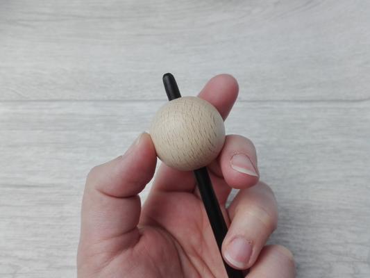 Schlüsselanhänger aus Holzkugeln vorbereiten