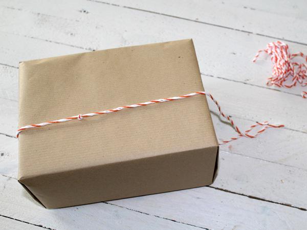 Geschenkverpackung für Weihnachten einfach selber basteln mit tollen Schneemannan-Anhängern