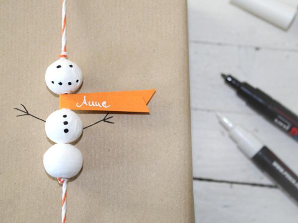 Geschenkverpackung mit Schneemännern zu Weihnachten zum Selberbasteln