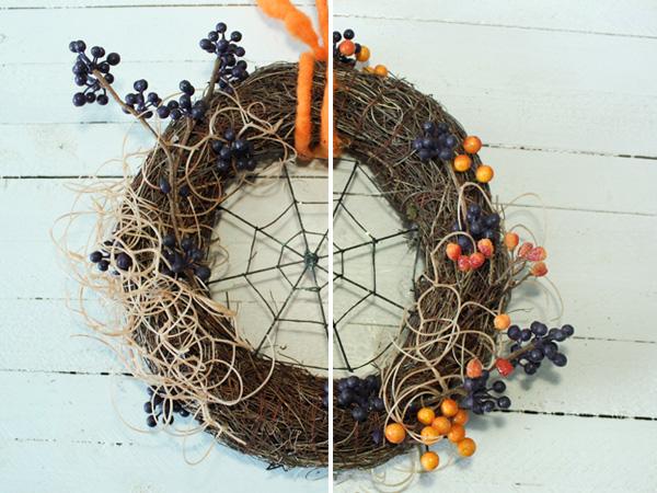 Halloweenkranz mit Spinnen und Beeren