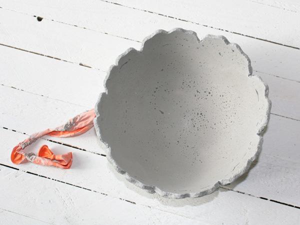 Schale aus Knetbeton mit Blättern für den Herbst