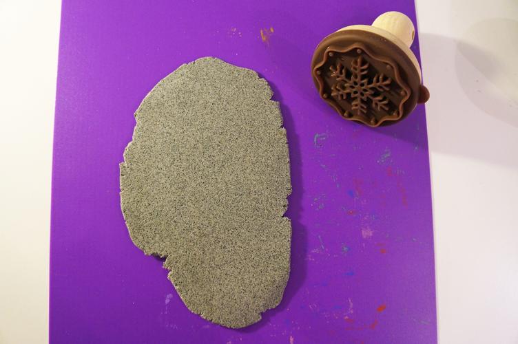 Geschenkanhänger Modelliermasse Stoneplast vorbereiten