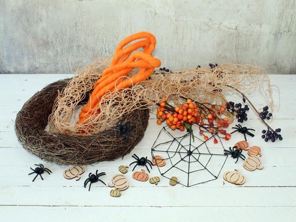 Dekoidee: Halloweenkranz mit Spinnen 